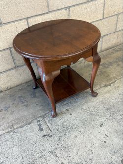 Vintage table/round table/end table/accent table