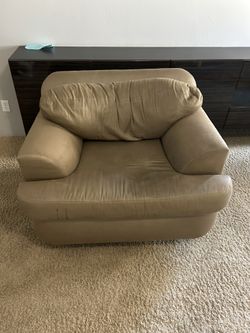 2 Free Chairs Pick Up And They’re Yours