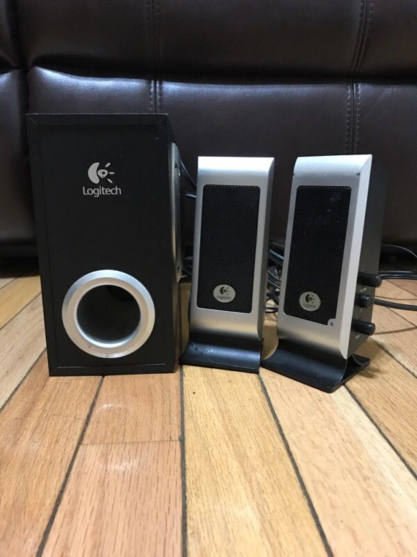 Computer speakers Logitech!! (No scammers)