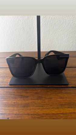 Black square sunglasses