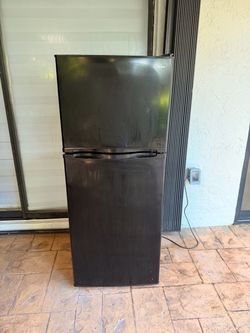 Haier Top-Freezer Refrigerator Black