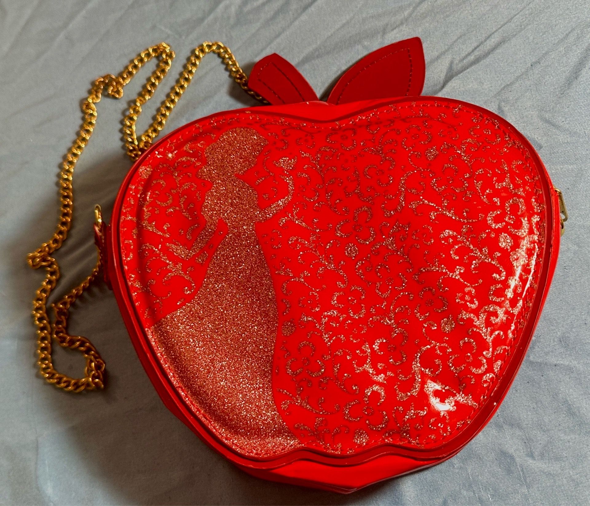 Disney Parks Rare Retired Snow White Red Apple Gold Chain Crossbody Purse Bag