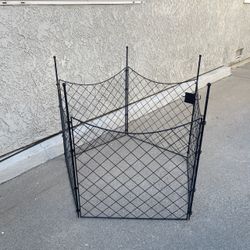 VIVOGROW 26in H Black Metal Fence, DIY Fence Kit 5 Panels + 6 Stakes, Great for Small Dogs