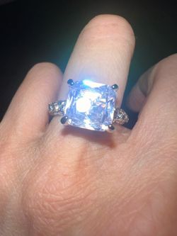Size 8 Princess Cut Engagement Style Ring - LED LIGHT-UP Box - Silver Plated