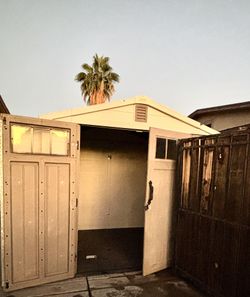 XL Keter Storage Shed w/Attached Utility Closet