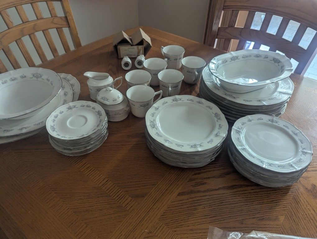 Noritake Southern Lace 8 Place China