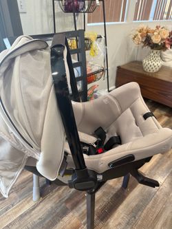 Nuna baby car seat like new