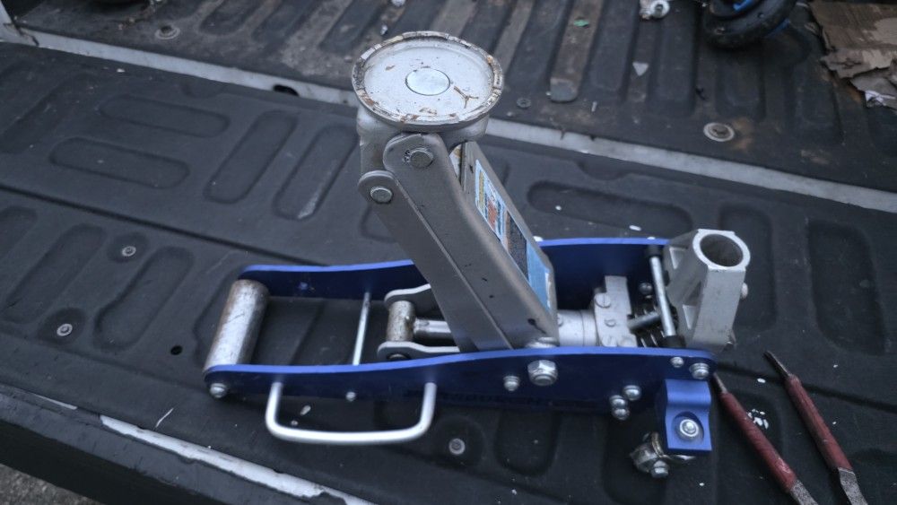 PITTSBURGH 1.5 Ton Low-Profile Aluminum Racing Floor Jack with RAPID PUMP
  no handle