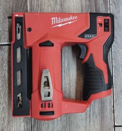 Milwaukee M12 Cordless Staple Gun