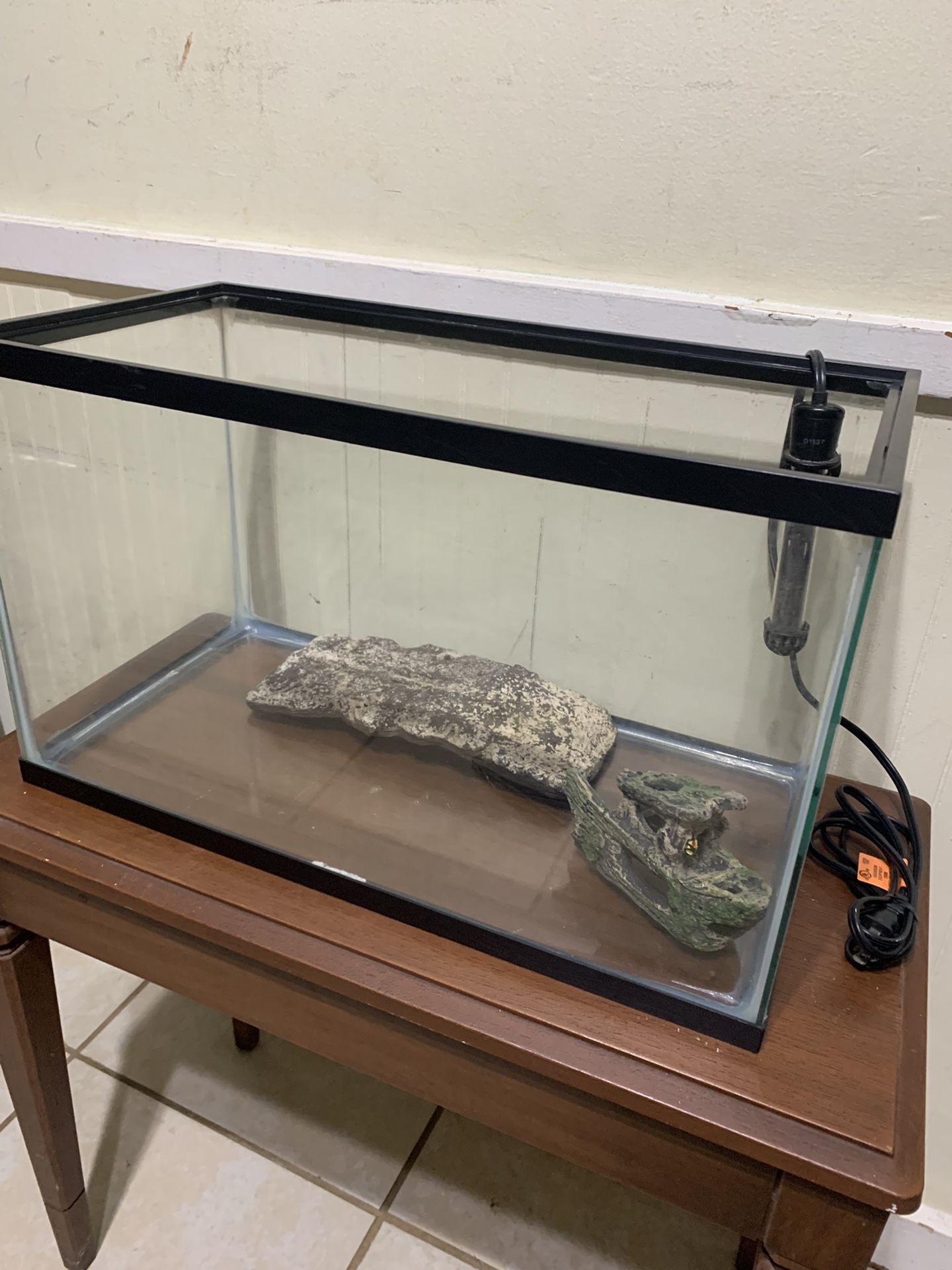 Fish / Pet Tank (50 Liters) in Great Condition. Water Heater & Other Decorations icluded.