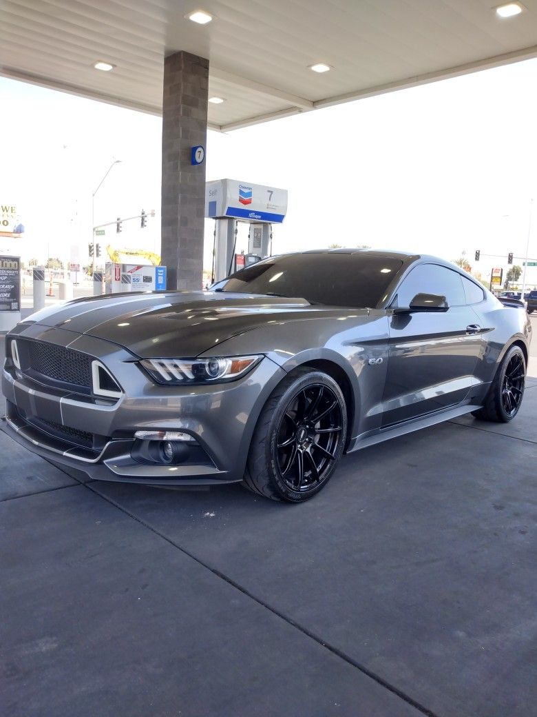 Ford Mustang.. 20016...... GT.. 5.0.. Transmisión Manual... 60 Miles..... Very Strong