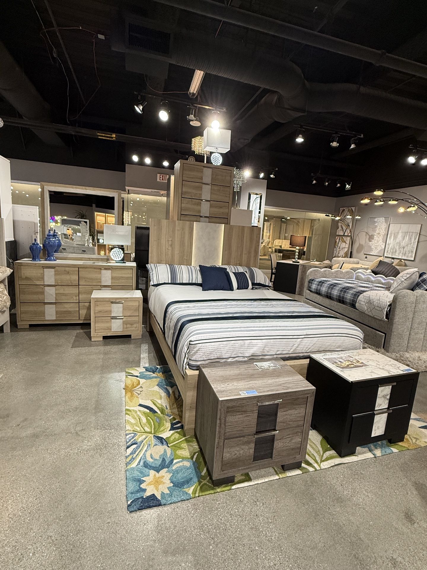 4PC Queen Bedroom set