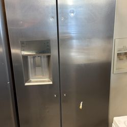 New (open box) Frigidaire 33” Side by Side Stainless Steel Refrigerator
