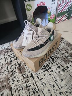 BRAND NEW YEEZY 350 SIZE 8 IN BOX
