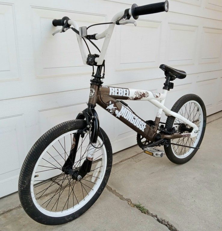 20 INCH WHITE / BROWN MONGOOSE REBEL FREESTYLE BMX BOY'S BICYCLE
BICICLETA DE 20 PULGADAS