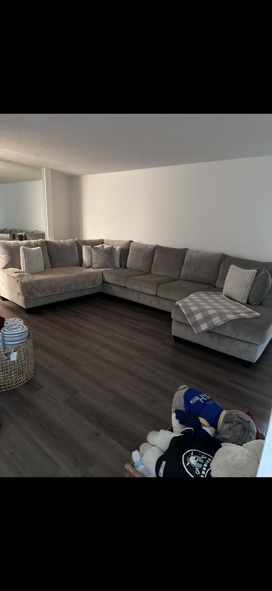 $4,700 Brand New (never Used) Ashley Furniture L-shaped Large Sofa