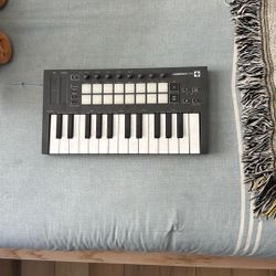 LAUNCHKEY MINI controller