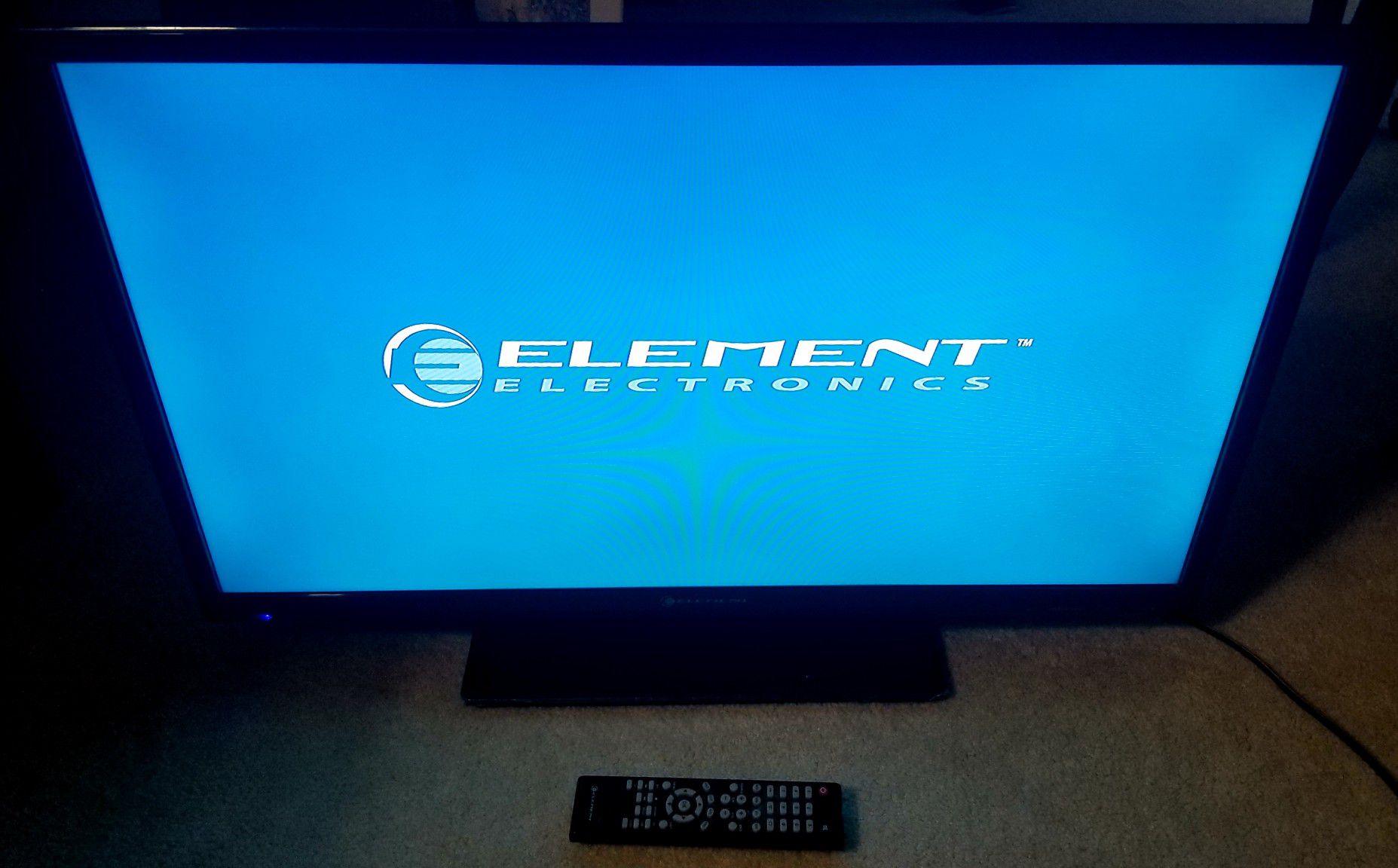 Element 32" LED TV/Monitor w/Remote. ELEFT326