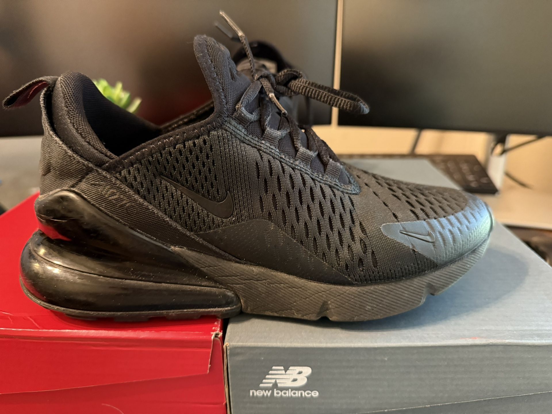 Black Nikes 6.5 US Unisex
