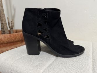 Black Peep-toe Cutout Design Heels- Chunky Heel Size 8