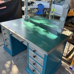Dresser With Mirror And Lights
