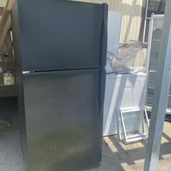 Lot of 2 refrigerators, 2 washer, 2 dryers,1 stackable washer, and dryer