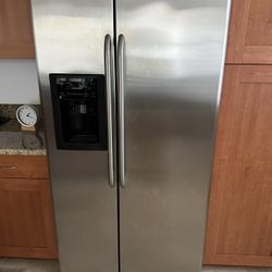 GE Sode By Side refrigerator 