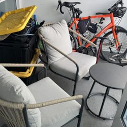 Modern Outdoor Patio Set – 2 Lounge Chairs + Side Table (Great Condition)