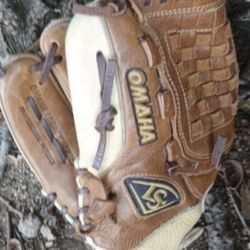 Louisville Slugger Left handed Thrower like Clayton Kershaw Baseball Glove. LOCATEDINGLENDORA.