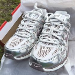 Nike Size 6y / Woman 7.5 (Never Worn) BEST OFFER