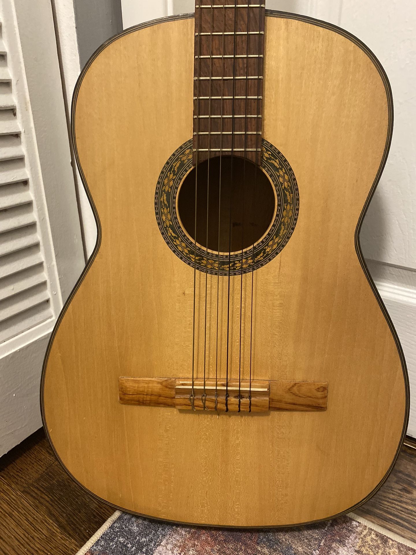 VINTAGE ACOUSTIC WOODEN GUITAR