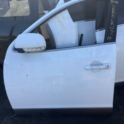 2010 Hyundai Veracruz  left front door white color  $200