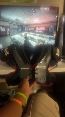 Riddell shoulder pads size M