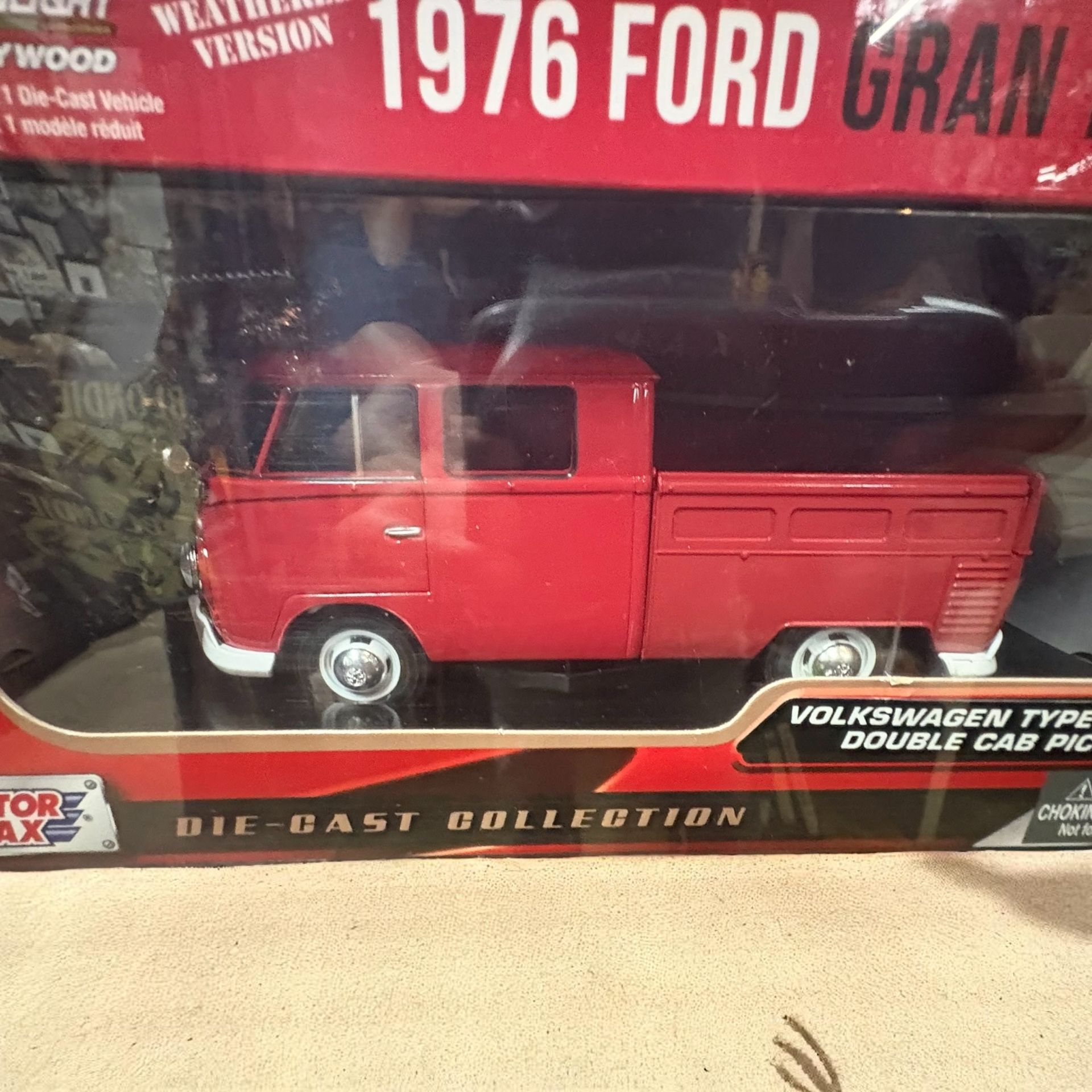 MotorMax 1:24 scale diecast model of a Volkswagen Type 2 (T1) Double Cab Pickup Truck.