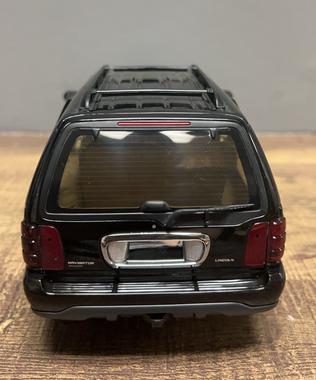 Autoart 1/18 scale Diecast DC16424U - Ford Lincoln Navigator - Black