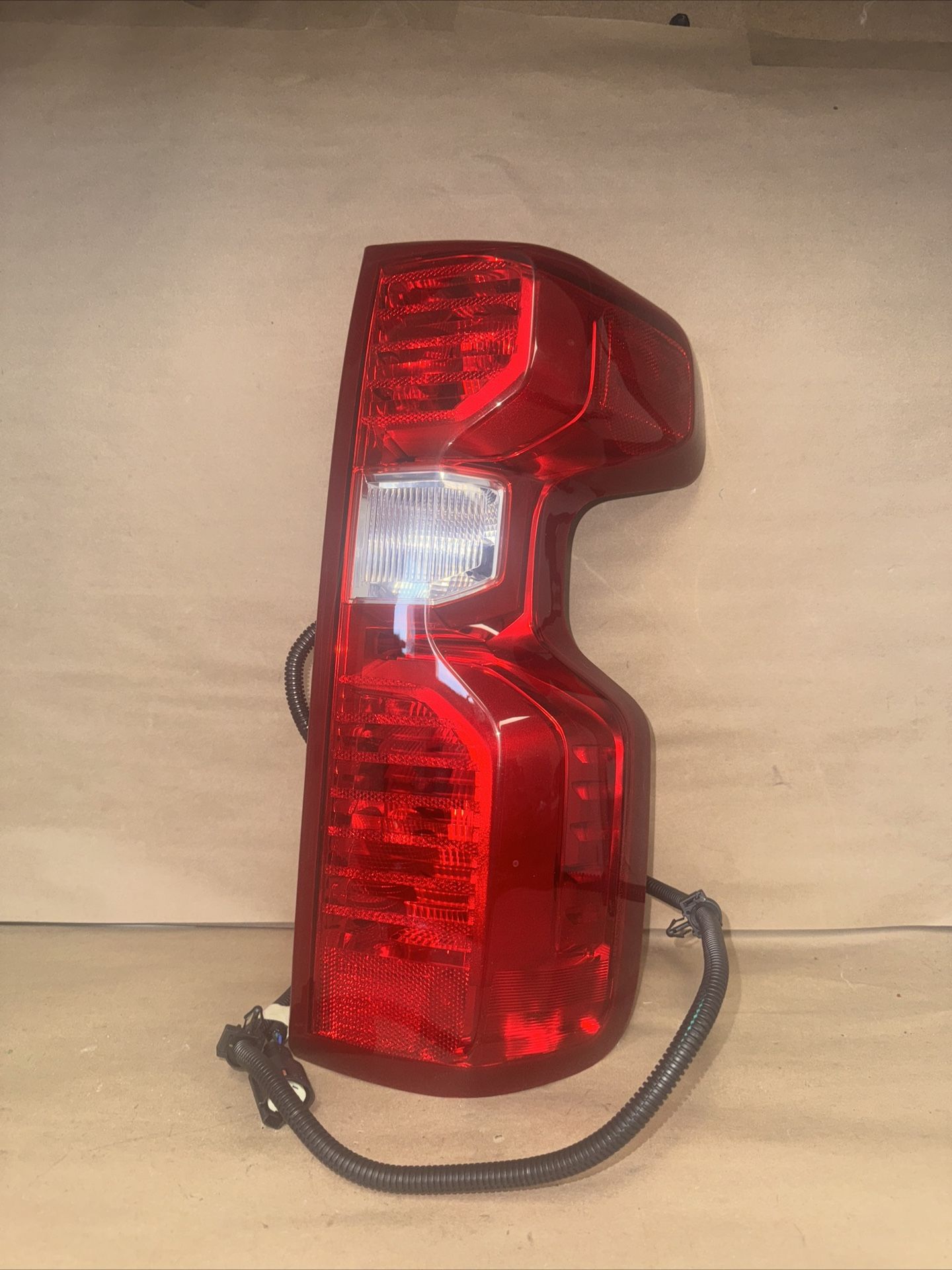 2019 2023 CHEVROLET SILVERADO 1(contact info removed) RIGHT SIDE HALOGEN TAIL LIGHT OEM
