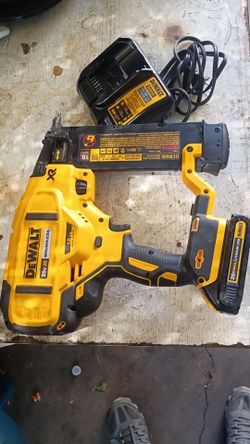 DeWalt XR brushless brad Nailer 18 GA with battery and charger