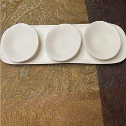 TINA FREY DESIGNS WHITE RESIN  3 SCULPT CONDIMENT BOWLS WITH TRAY