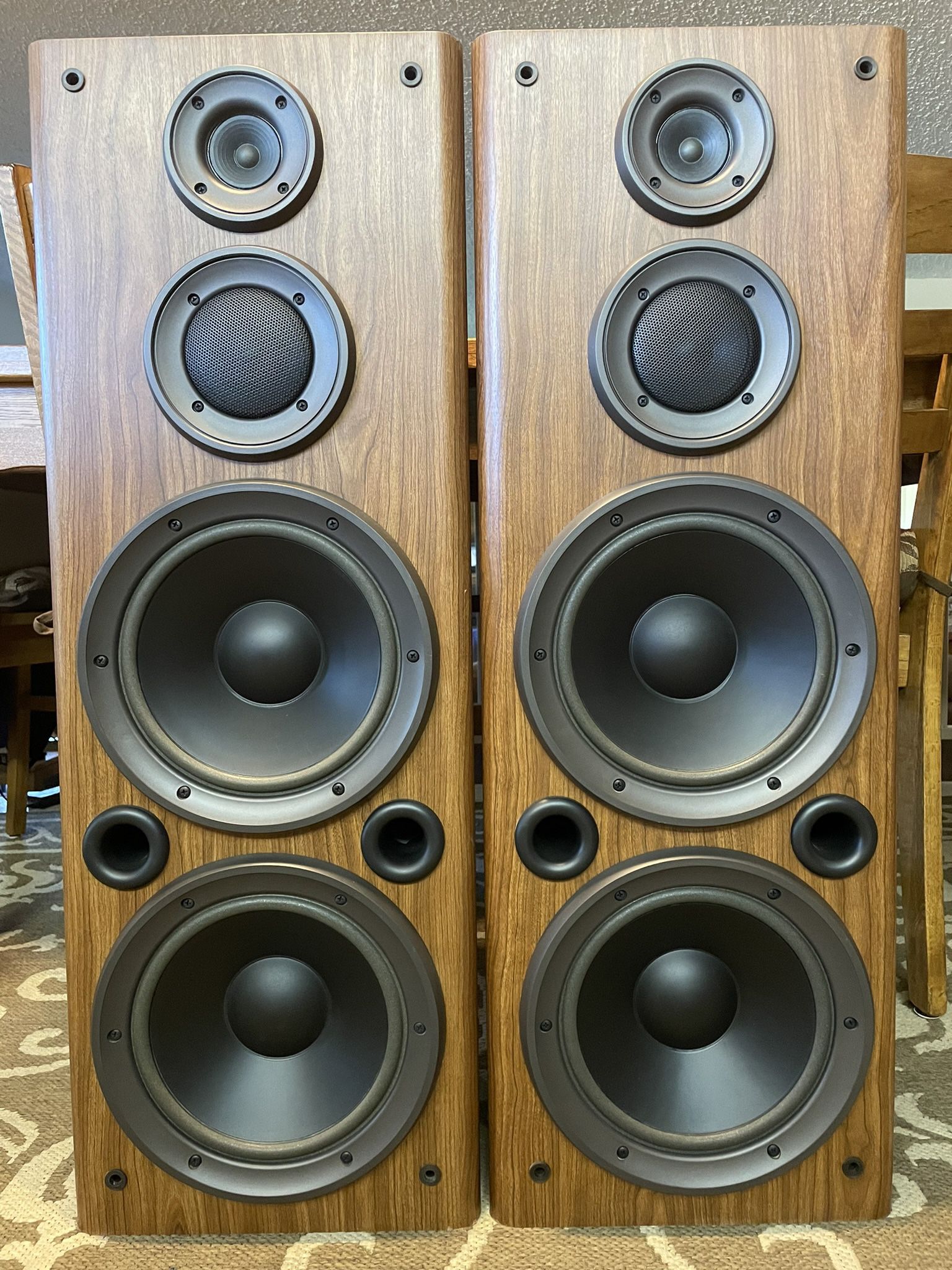 Nice Pair Of 260 Watt Technics Stereo Floor Speakers 