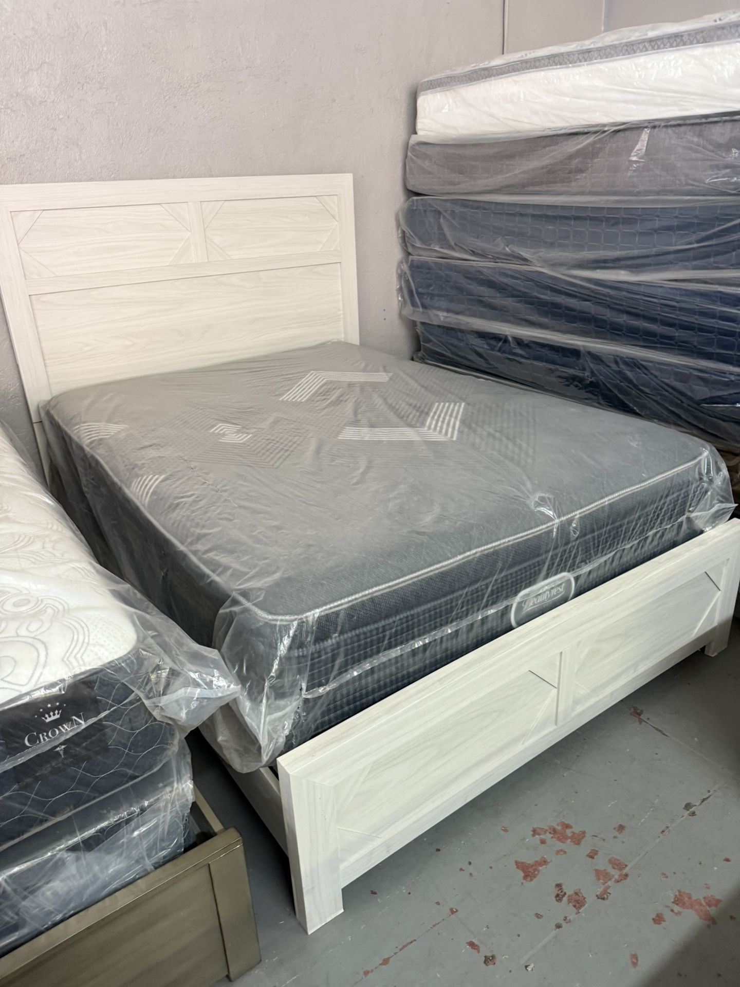 QUEEN BED & MATTRESS