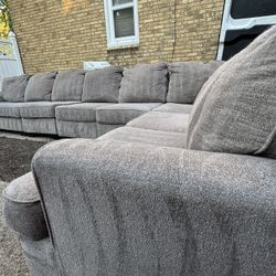 (DELIVERY ๐)Beautiful Five Piece L-Shaped Ashley Light Grey Sectional Couch