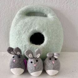 Lovevery Bunnies In A Felt burrow Montessori Toy   In good condition 