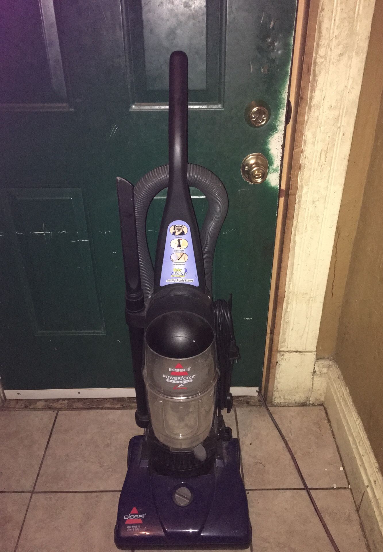 Like new bissell bagless vacuum cleaner