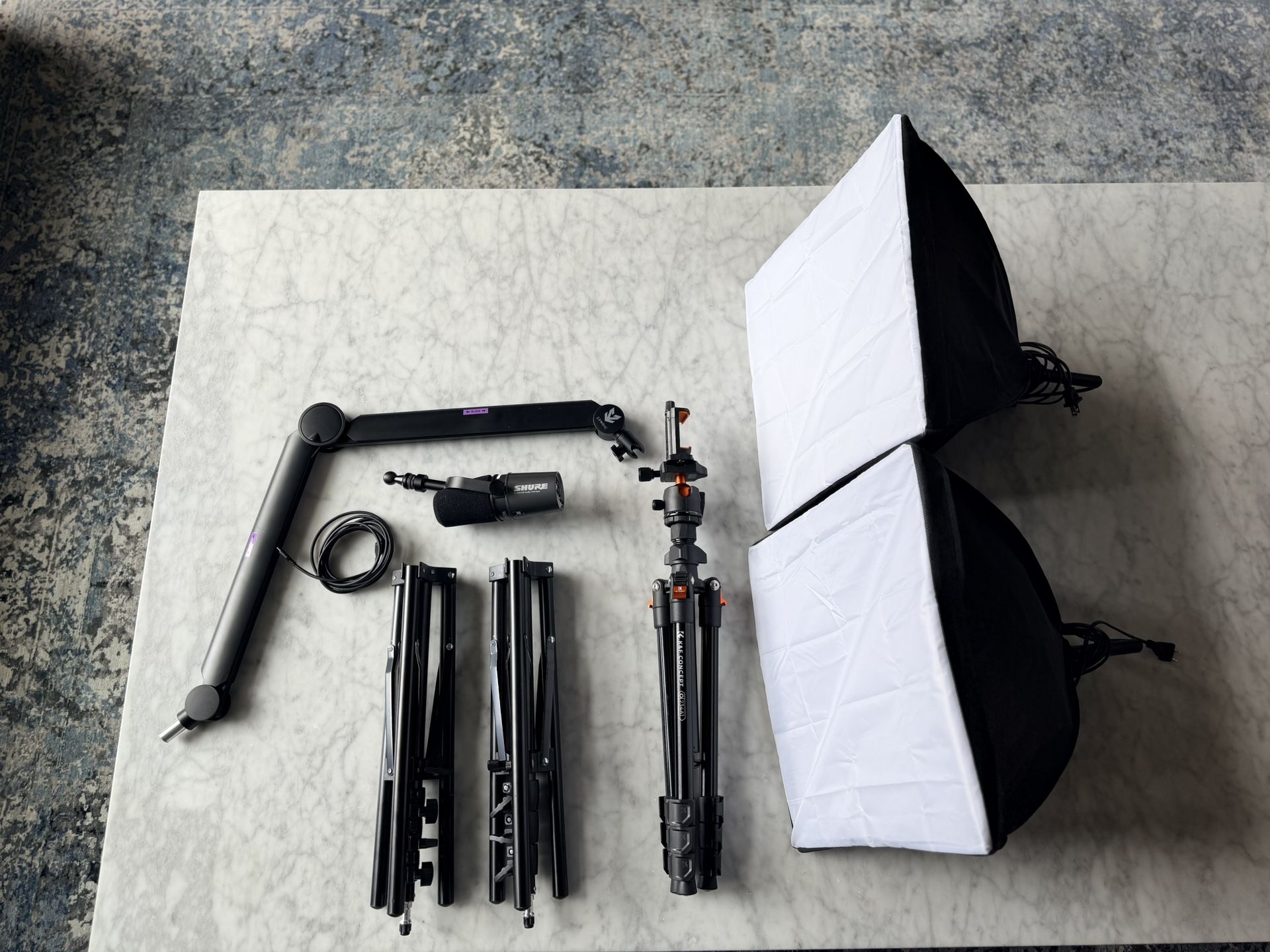 Shure MV7i  Podcast Kit. 