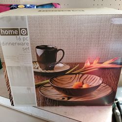 Home 16 Pc / 4 Place Setting Set. New