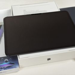 New Condition 1TB M4 iPad Pro 11-inch Wi-Fi + Cellular. OtterBox Series Statement Case. Glass Screen Protector. Selling CHEAP