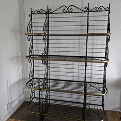 Beautiful Dining room table & Bakers Rack.