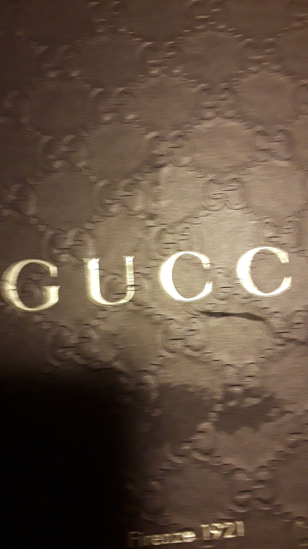 Size 6 Gucci sneakers !