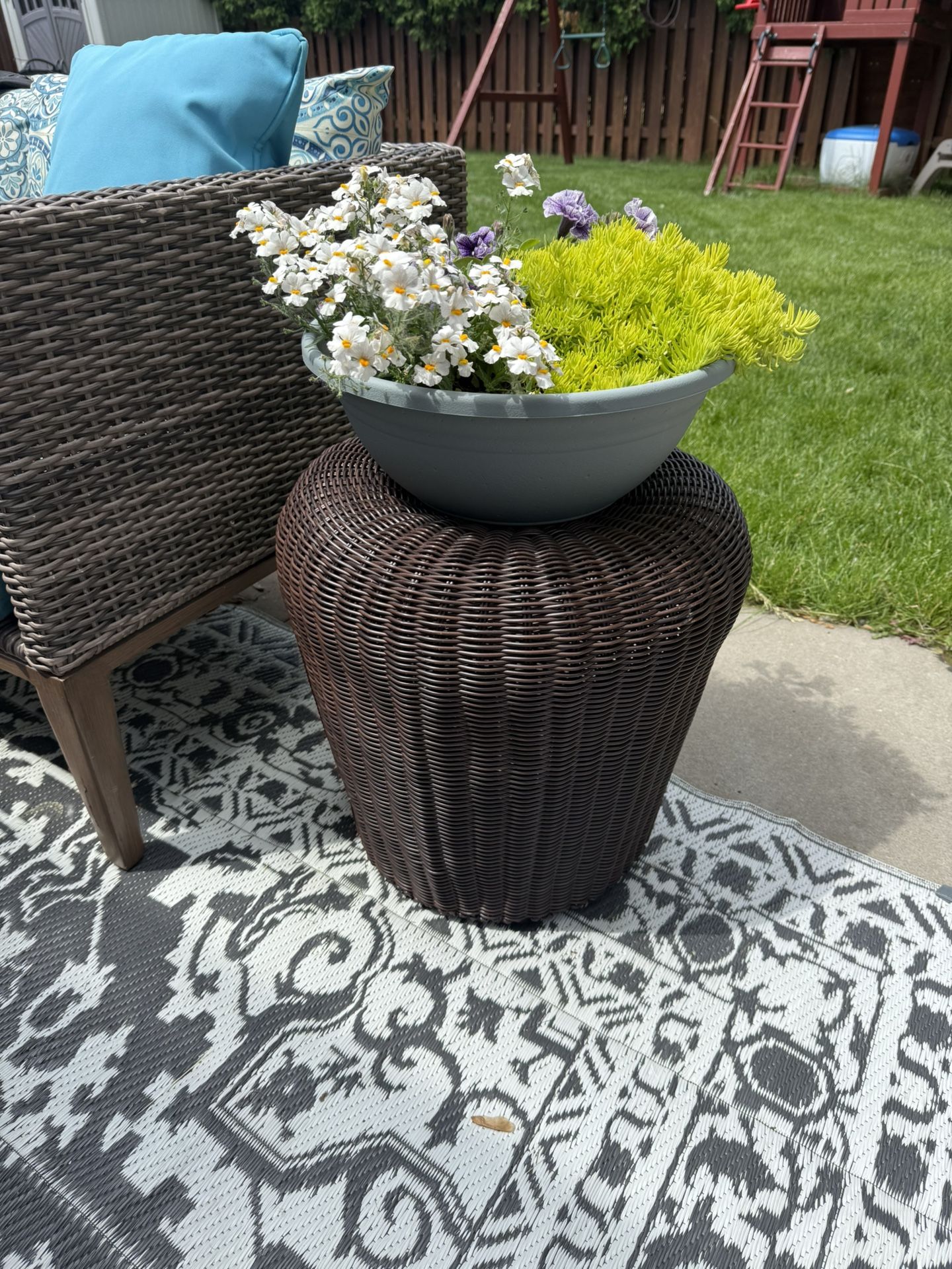 Like New Outdoor End Table/Stool