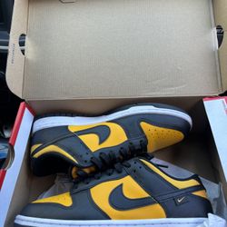 nike dunks university gold
